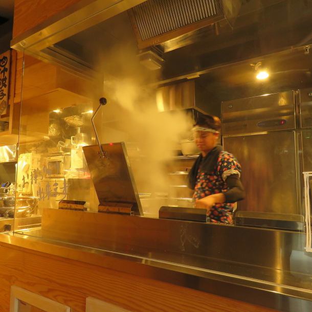 [This is the gyoza factory!] The sound of gyoza cooking, the fragrant smell, and the steam will whet your appetite.