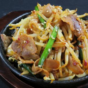 Stir-fried pork chive bean sprouts with black pepper