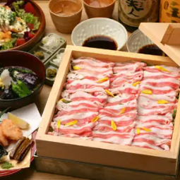 仅限5月【国产猪肉和时令蔬菜蒸套餐】附无限畅饮4,500日元（含税）