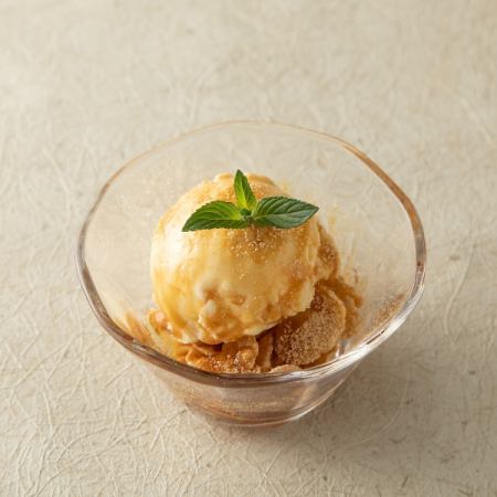 Vanilla ice cream with black honey soybean flour