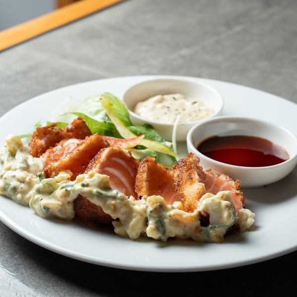 【2種類のソースで楽しむ】サーモンレアカツ