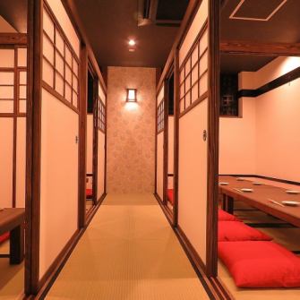 There are private rooms where you can enjoy your meal without worrying about being seen.♪ A private room with a small raised tatami room.Banquets are possible.Considering the safety and security of our customers, we will give priority guidance to you! We will allow small groups of people to be spaced out ♪ It is a calm Japanese space that is perfect for various parties such as year-end parties, New Year's parties, welcome and farewell parties, and other company banquets. You can relax and unwind.