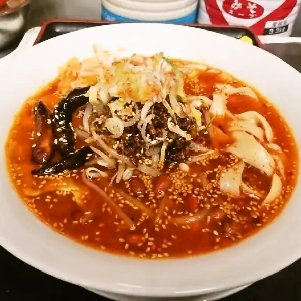 旨味と辛みの絶妙バランス！もっちり不揃いな麺のコシがたまらない『マーラ刀削麺』