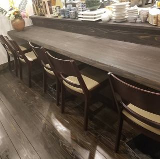 当店のカウンター席（6席）は、調理のライブ感を間近で味わえる特等席です。熟練の職人技を眺めながら、旬の食材が最高の逸品へと変わる様子をお楽しみいただけます。お一人様はもちろん、大切な方との語らいの場にも最適です。