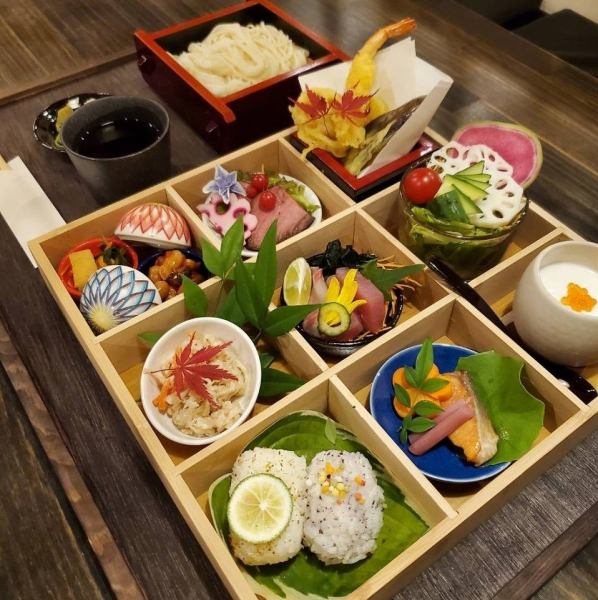 【名物！旬の食材満載の彩り御膳】新鮮なお刺身と天ぷらで贅沢なひと時を！2200円（税込み）