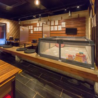 木目を基調とした温かみのある店内は、落ち着いた雰囲気の中にも活気が感じられる居心地の良さが魅力。テーブル席はゆっくりと会話を楽しめるスペース。初めての来店でも緊張せず、気軽に馬肉料理の魅力を味わえる親しみやすい空間です。