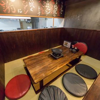 友人同士や仕事仲間との食事にもぴったりな、明るく活気ある店内。広めのテーブル席はシェアしやすく、人気の馬肉料理を囲みながら盛り上がれる雰囲気です。賑やかさと快適さのバランスが良く、初めてでも入りやすい温かさが魅力。誰と来ても楽しめる、使い勝手の良い居心地の良さがあります。