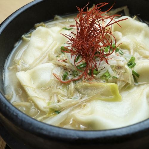 6 dumplings cooked with garlic and black garlic oil