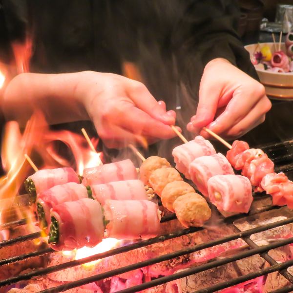 【名物の野菜巻き串】25種以上の串MENU（焼鳥含む）は職人が炭火で丁寧に焼き上げます。ウチの名物を是非！