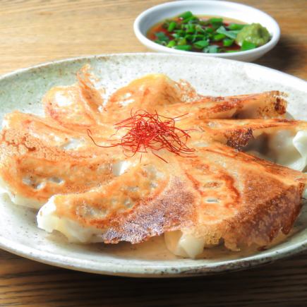 [Sunday-Thursday only★2 hours all-you-can-drink] Fried dumplings, tetchan hotpot, and 7 other dishes for 3,000 yen (+500 yen premium all-you-can-drink)