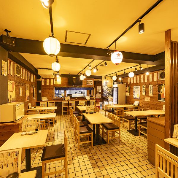 店内はにぎやかで活気のある雰囲気となっております。4名様用のテーブル席から、2名様用のお席もご用意しており、ご友人との飲み会や、カップルでのお食事用など、さまざまな用途に合わせてご利用いただけます。楽しい雰囲気が広がる店内で、心地よいひとときをお過ごしください！