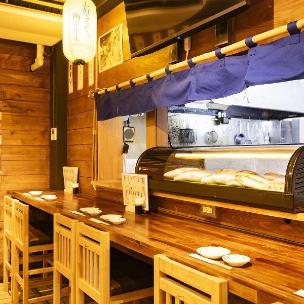 【大阪天満宮駅と南森町駅から徒歩約3分！】市場を彷彿とさせる本格的な海鮮居酒屋となっております！料理やお酒はもちろん、内観や外観にもこだわっており店内には仕入れた海鮮類の鮮度を保つための水槽を設置しております！