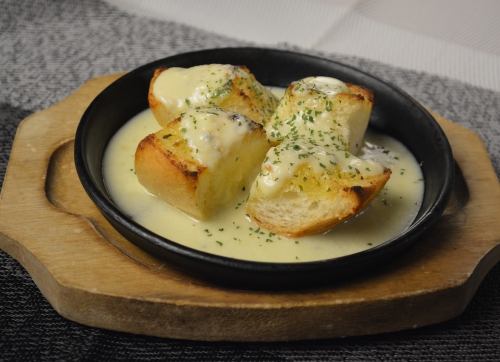 ガーリックトーストブルーチーズ焼き
