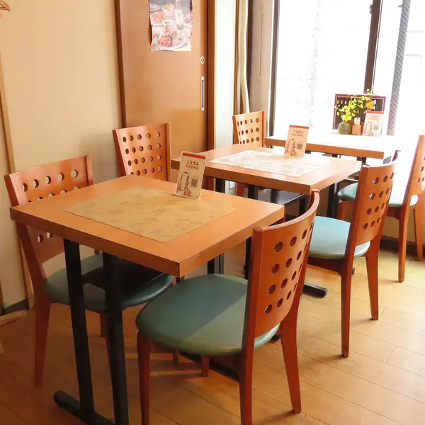 ゆったりとくつろげるテーブル席は、女子会や各種ご宴会にもぴったり！人数に合わせてレイアウトの変更も可能なので、少人数からグループ利用まで柔軟に対応いたします♪テーブルに並ぶ色鮮やかなお料理を囲みながら、みんなでシェアして和気あいあいと盛り上がること間違いなし◎