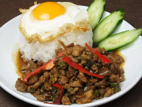 【タイ雑貨が彩るエキゾチックな店内空間♪】