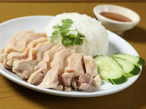【◇タイの定番ランチ◇】鶏の旨味がギュッと詰まったカオマンガイ！