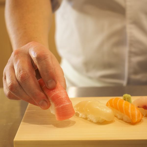 嚴選壽司1件96日元（含稅）起。從優質金槍魚到限量直送的鮮魚，價格合理。