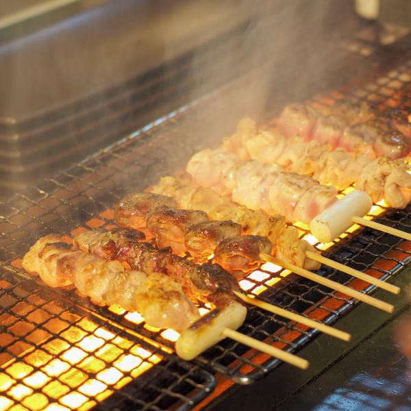 使用嚴選食材製作的烤雞肉串1份173日圓（含稅）～。我們的特色烤雞肉串是連美食家都會滿意的傑作。還有什錦串燒◎