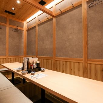 [8 people ~] A very calming interior reminiscent of an old Japanese house.We can prepare a semi-private room with a partition for up to 7 people, and a private room for 8 to 14 people, so please relax.Savor our specialty sushi made with seasonal seafood! Feel free to ask us about the number of people and your budget!