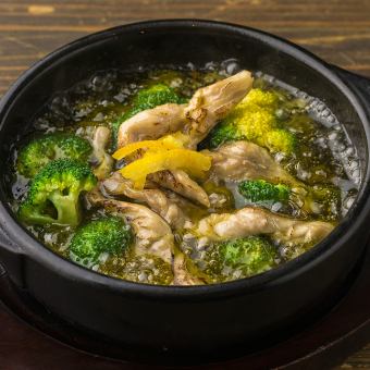 Yuzu-flavored ajillo with chicken parsley and broccoli