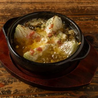 新玉ネギと花畑牧場のラクレットチーズのアヒージョ