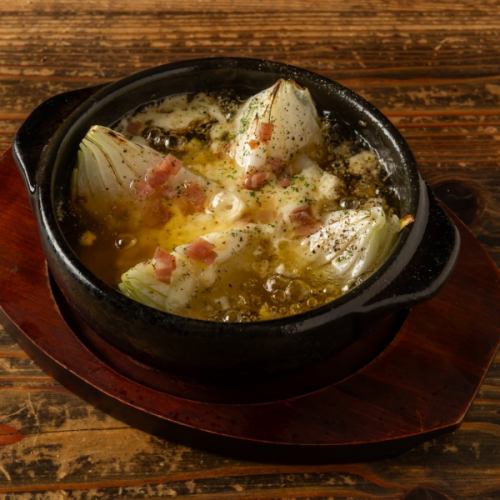 新玉ネギと花畑牧場のラクレットチーズのアヒージョ