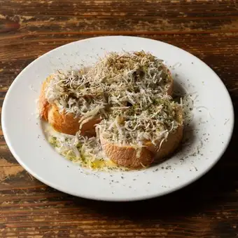 山盛りしらすと海苔バターのカリカリトースト