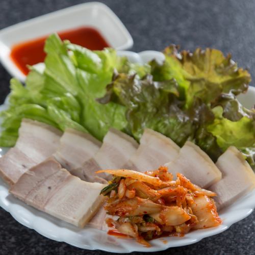 【むし豚皮付(サニーレタス/キムチ付)】包んで食べてお召し上がりください♪600円(税込)