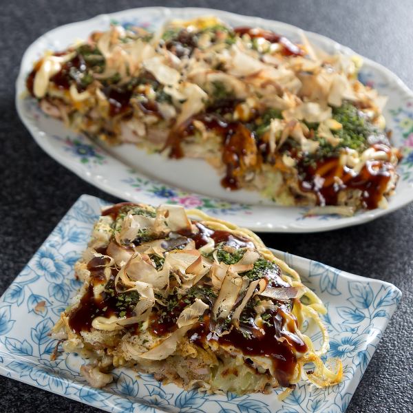 【名物イカ豚モダン焼】お一人様でも気軽にご堪能いただけます◎800円(税込)半分400円(税込)