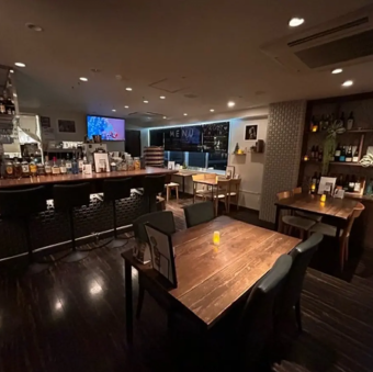 [Table seating for 4] Offers ample space, perfect for dining with friends or family.The restaurant features warm wooden tables and comfortable chairs.The surroundings are subdued and lit to create a relaxing atmosphere.This is a seat where you can enjoy a comfortable meal.