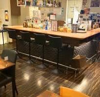 [Counter seats] The simple and stylish design is attractive.The counter is made of wood, giving it a warm and relaxed feel.It's perfect for casual conversation with friends or for relaxing by yourself.This seating offers a special experience of enjoying food and drinks in a lively atmosphere.
