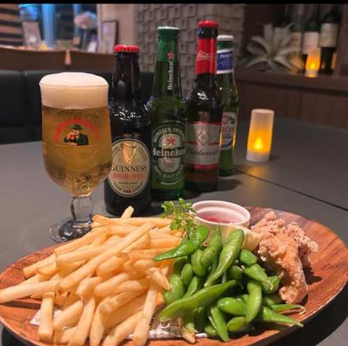 与朋友一起享用创意美食和各种酒精饮料。