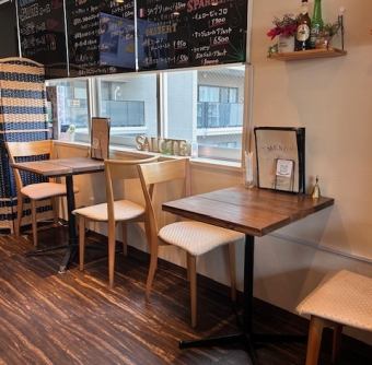[Table seating for two] The table seating, with its warmth of wood, is enveloped in soft lighting, creating a comfortable atmosphere.Perfect for chatting with friends or for a special date.This is an extremely versatile seating area that can be used for casual moments filled with laughter, or for quiet times where important conversations can be had.