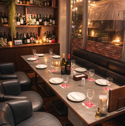 落ち着いた色調のインテリアが特徴の店内は、アットホームな雰囲気を醸し出しています。バーカウンターやテーブル席があり、カジュアルながらも洗練された空間で、プライベート感を大切にしながら美味しい料理とお酒を楽しむことができます。