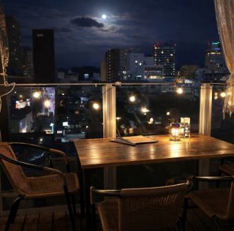 【露台座位】在藍天白雲下，於特別的開放空間享用美食。寬敞的露臺上設有舒適的座椅，您可以在那裡放鬆身心，欣賞美景。這裡是與親朋好友暢談、欣賞周圍綠樹和城市景觀的絕佳場所。這裡是舉辦特殊活動或非正式聚會的完美場所。