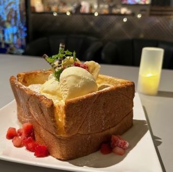 超大份蜂蜜吐司，上面放滿了蜂蜜