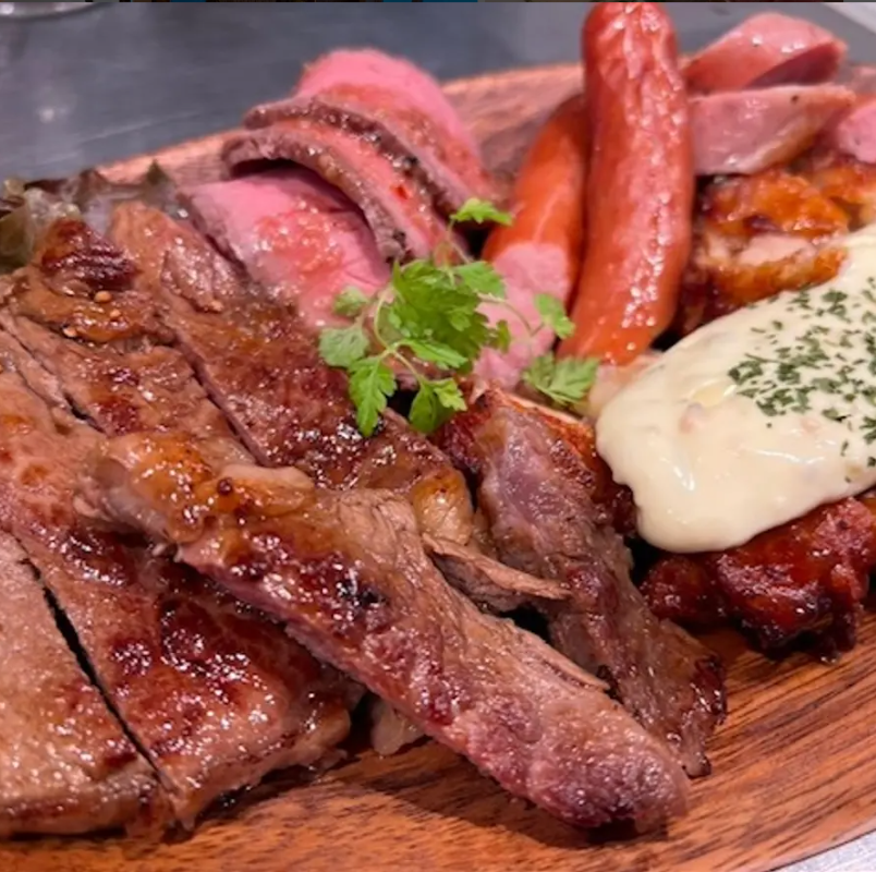 美味しいお肉の盛り合わせなど、美味しいお肉を味わえます！