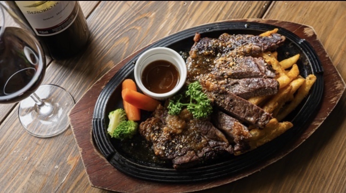 美味しいお肉の盛り合わせなど、美味しいお肉を味わえます!