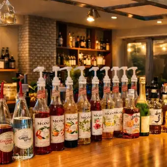 【카운터석】 심플하고 세련된 디자인이 매력입니다.카운터는 목재로 따뜻하고 차분한 분위기를 연출하고 있습니다.친구와의 캐주얼한 대화나 혼자의 릴렉스 타임에도 딱 맞습니다.주변의 활기찬 분위기 속에서 식사와 음료를 즐기는 특별한 체험을 할 수 있는 자리입니다.