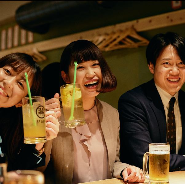 友人との楽しいひとときや、仕事終わりのリラックスタイムにもぴったりの場所です。気軽に立ち寄れる雰囲気で、一人でもゆっくりと楽しめるカウンター席も完備。焼売を中心に美味しいお料理とドリンクを心ゆくまで堪能できます。友人と乾杯したり、仕事の疲れを癒す時間を過ごしたり、どんなシーンでもご利用いただけます