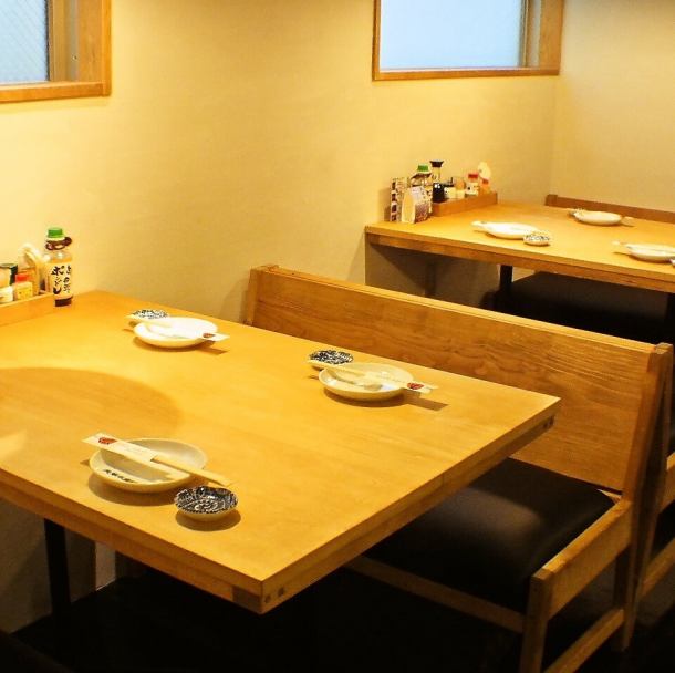 [1F] There are counter seats and tables with seating for 2-4 people.