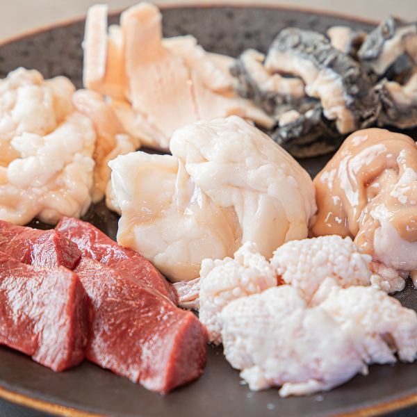 和牛ホルモン各種572円（税込）～