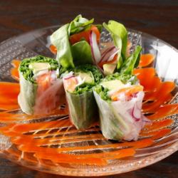 新鮮野菜とサーモンとチーズの生春巻き