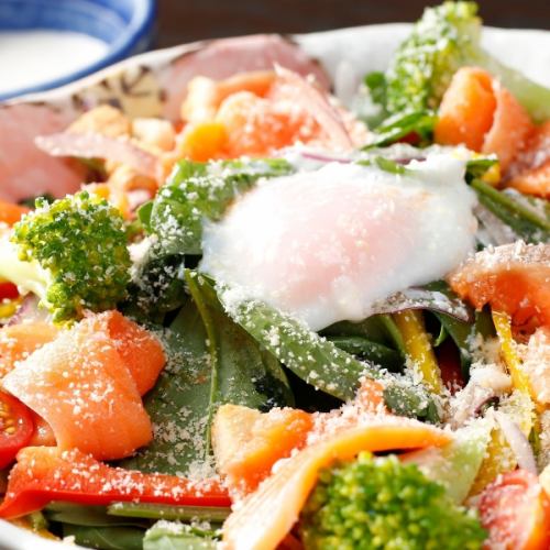 サーモンとホウレン草のサラダ(シーザードレッシング)