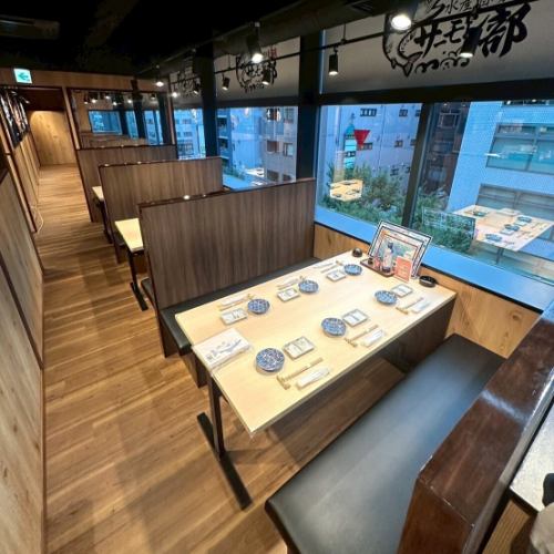 《窓側ソファー席☆2~6名様用》 新横浜駅より徒歩1分の好立地にございます。席はふわふわのソファー席で、背もたれに仕切りがついており、他のお客様と仕切られたプライベートな空間となっております。贅沢な一時を過ごして頂ける様に工夫を凝らしており、接待に適したお席となっております。