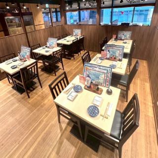 《テーブル席☆1~4名様用》 新横浜駅より徒歩1分の好立地にございます。席はゆったりとした作られている為、仕事終わりの飲み会、合コン、お食事に適したお席となっております。