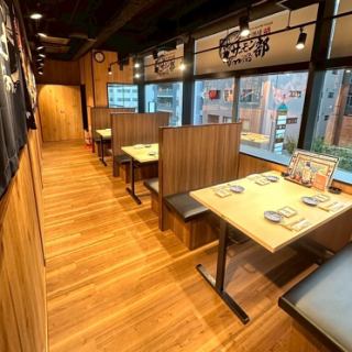 《テーブル席☆1~6名様用》 新横浜駅より徒歩1分の好立地にございます。席はゆったりとした作られている為、仕事終わりの飲み会、合コン、お食事に適したお席となっております。