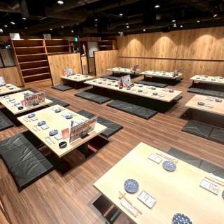 《広々掘り炬燵お座敷席☆2~6名様用》 新横浜駅より徒歩1分の好立地にございます。座布団を使いゆったり足を伸ばせ、寛げるお席となっております。宴会、歓送迎会、飲み会、合コン等、老若男女様々なシーンに合わせてご利用可能です。