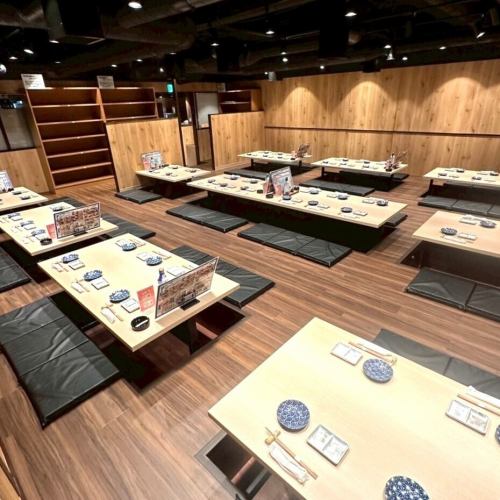 《広々掘り炬燵お座敷席☆2~6名様用》 新横浜駅より徒歩1分の好立地にございます。座布団を使いゆったり足を伸ばせ、寛げるお席となっております。宴会、歓送迎会、飲み会、合コン等、老若男女様々なシーンに合わせてご利用可能です。