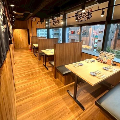 《窓側ソファー席☆2~4名様用》 新横浜駅より徒歩1分の好立地にございます。席はふわふわのソファー席で、背もたれに仕切りがついており、他のお客様と仕切られたプライベートな空間となっております。贅沢な一時を過ごして頂ける様に工夫を凝らしており、接待に適したお席となっております。